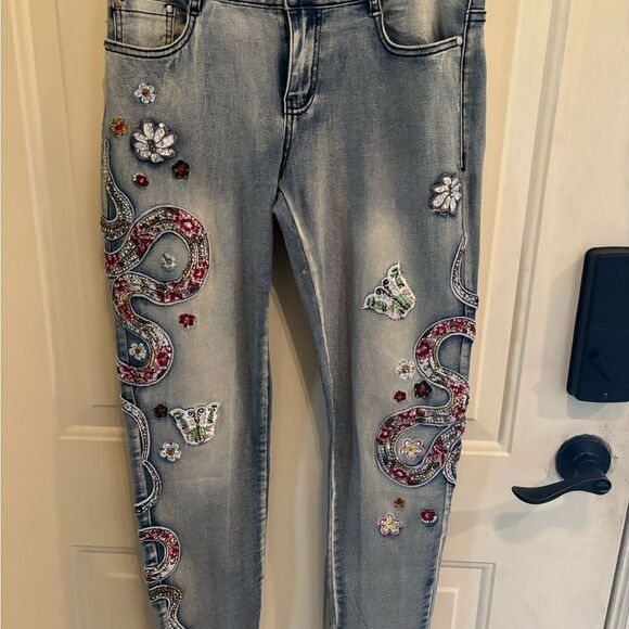 A.Z.I.  Blue Jeans with Floral and Bead Embroidery - Picture 2 of 5